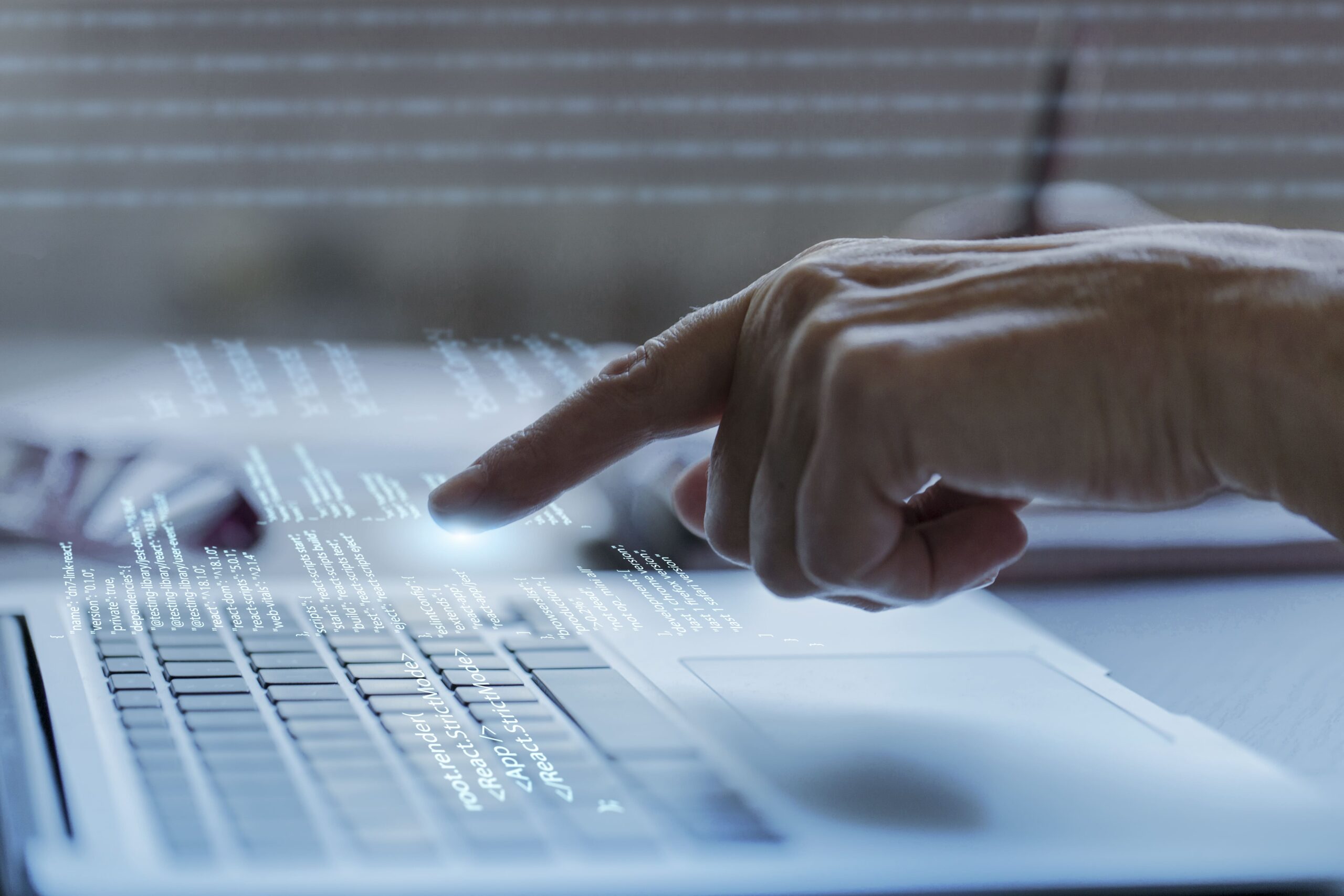 Équipe IT interne : développeur travaillant sur du code