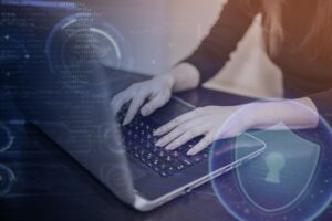 personne-travaillant-html-sur-ordinateur Infogérance infrastructures cloud Coaxis